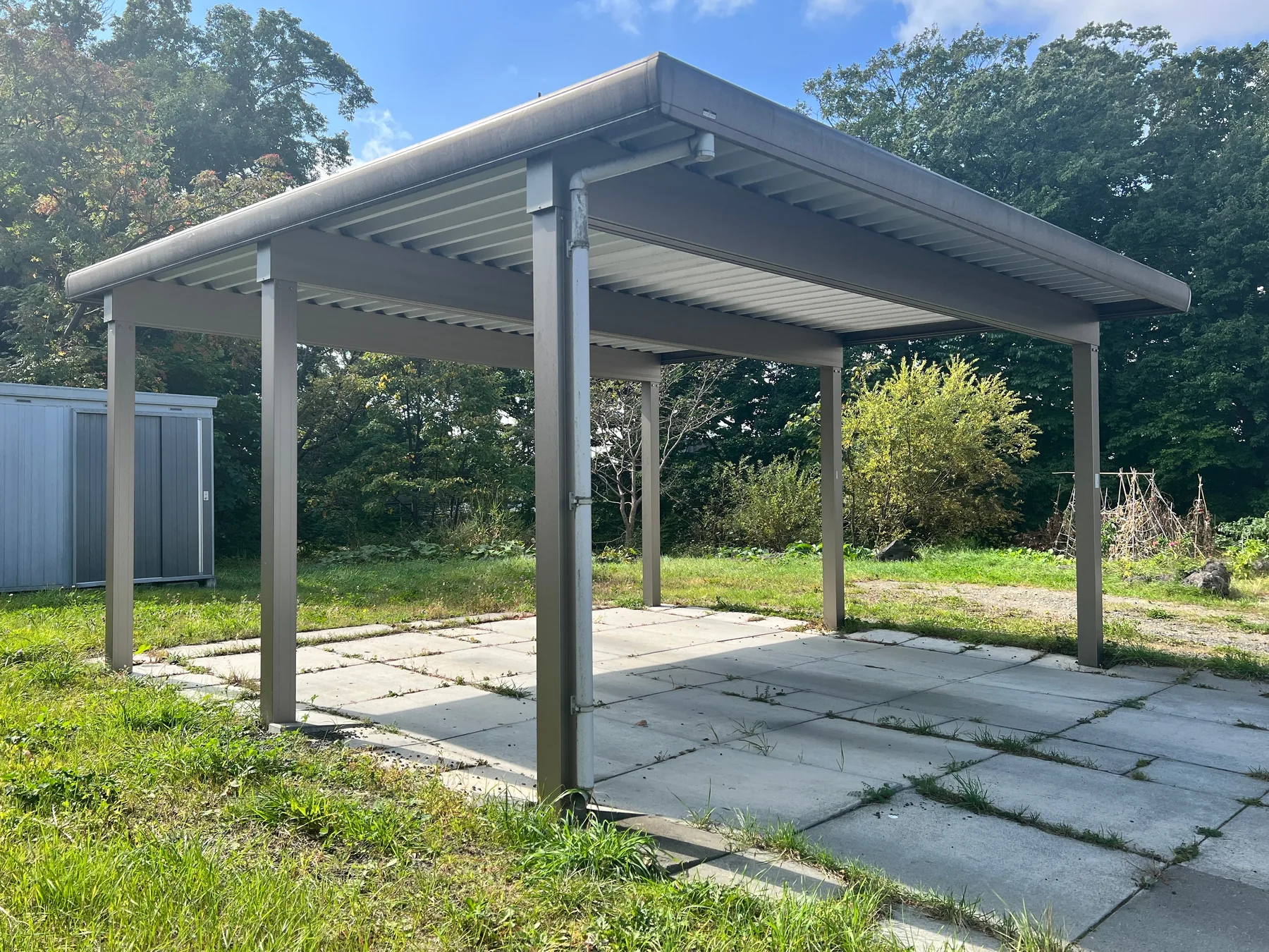 Freistehender Carport Freistehender Carport mit gepflasterter Stellfläche