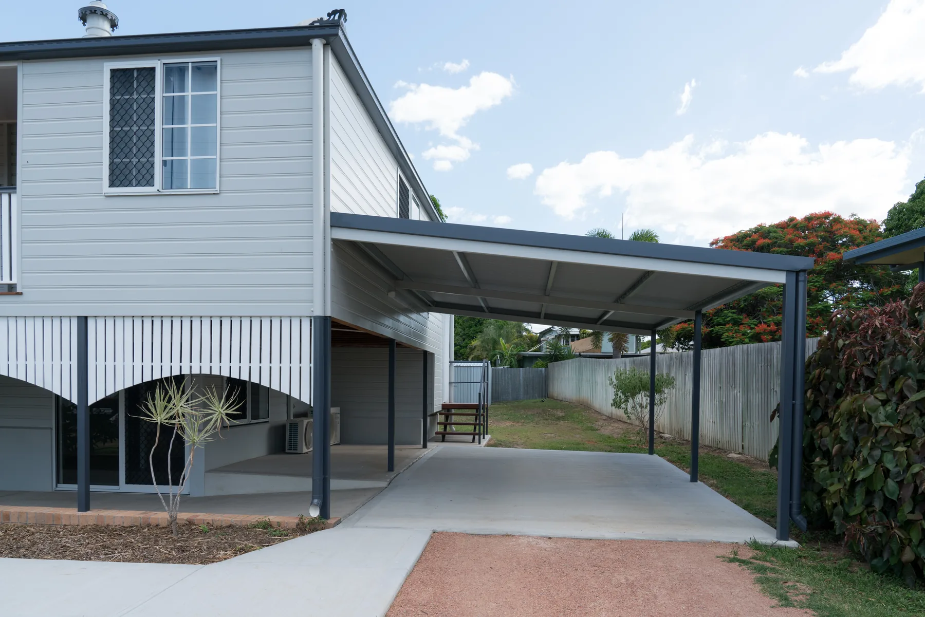 Carport aus Metall am Haus Metallcarport an einem Wohnhaus mit Zufahrt
