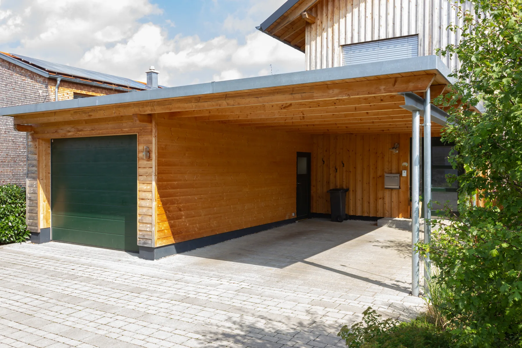 Garage und Carport kombiniert Holzbau mit Garage und angrenzendem Carport