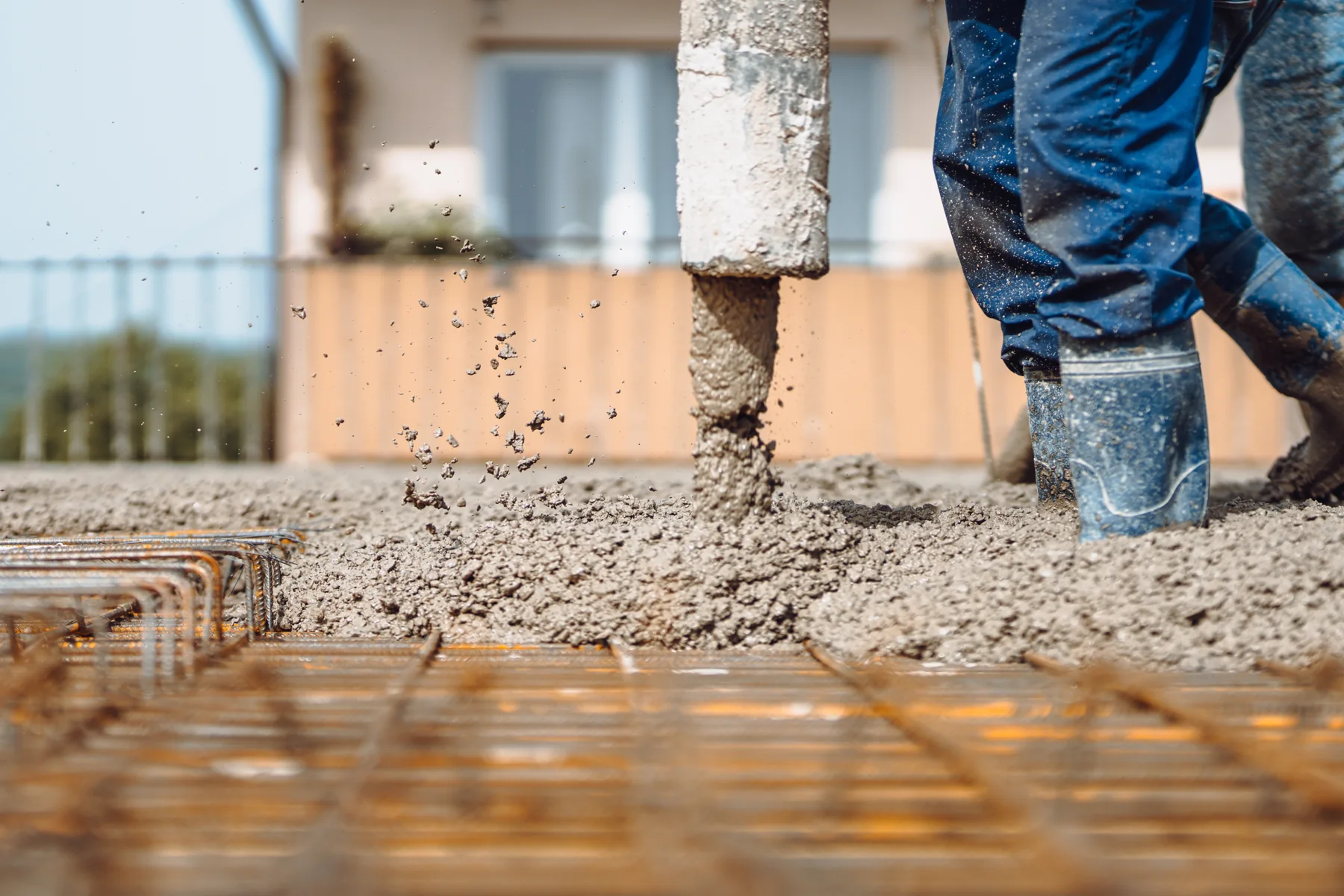 Beton wird in eine vorbereitete Fläche mit Bewehrung eingebracht