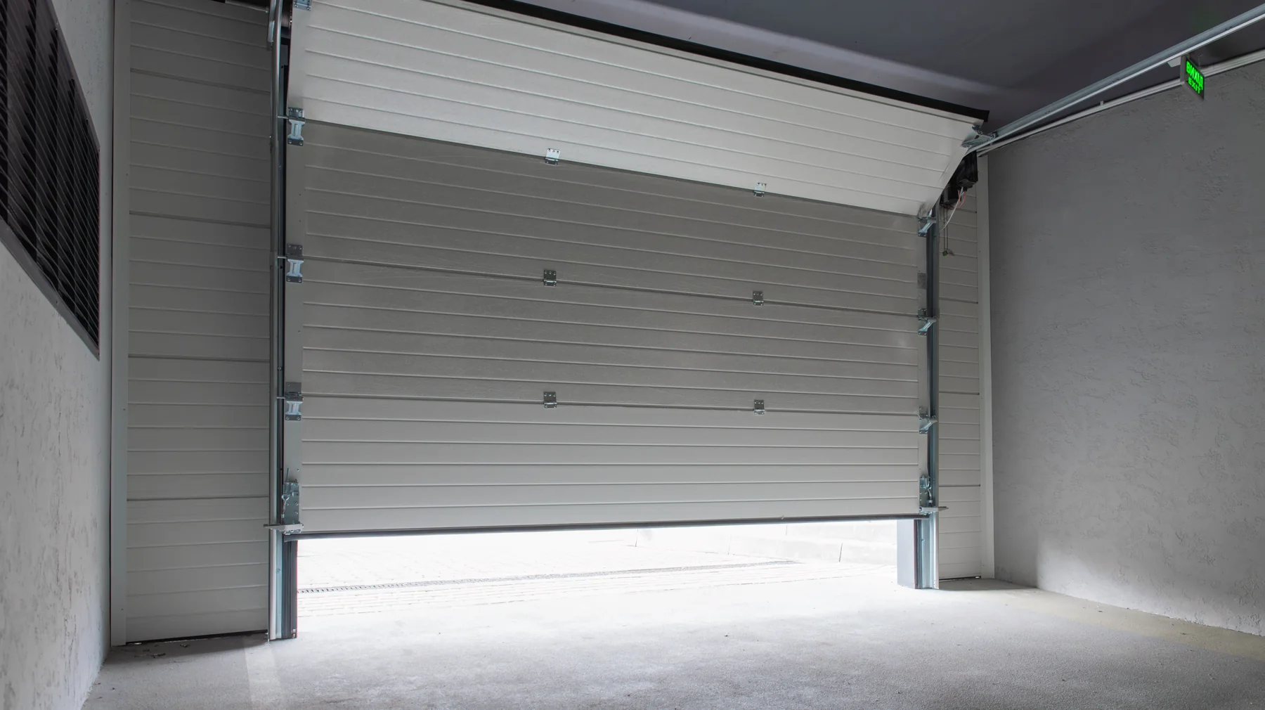 Sektionaltor von innen in einer Garage