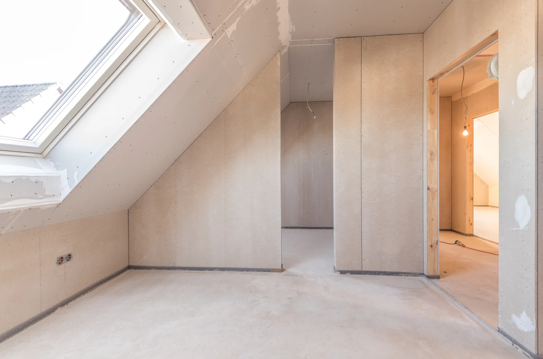 Dachgeschoss im Ausbau Dachgeschoss mit neuen Wandflächen während des Ausbaus
