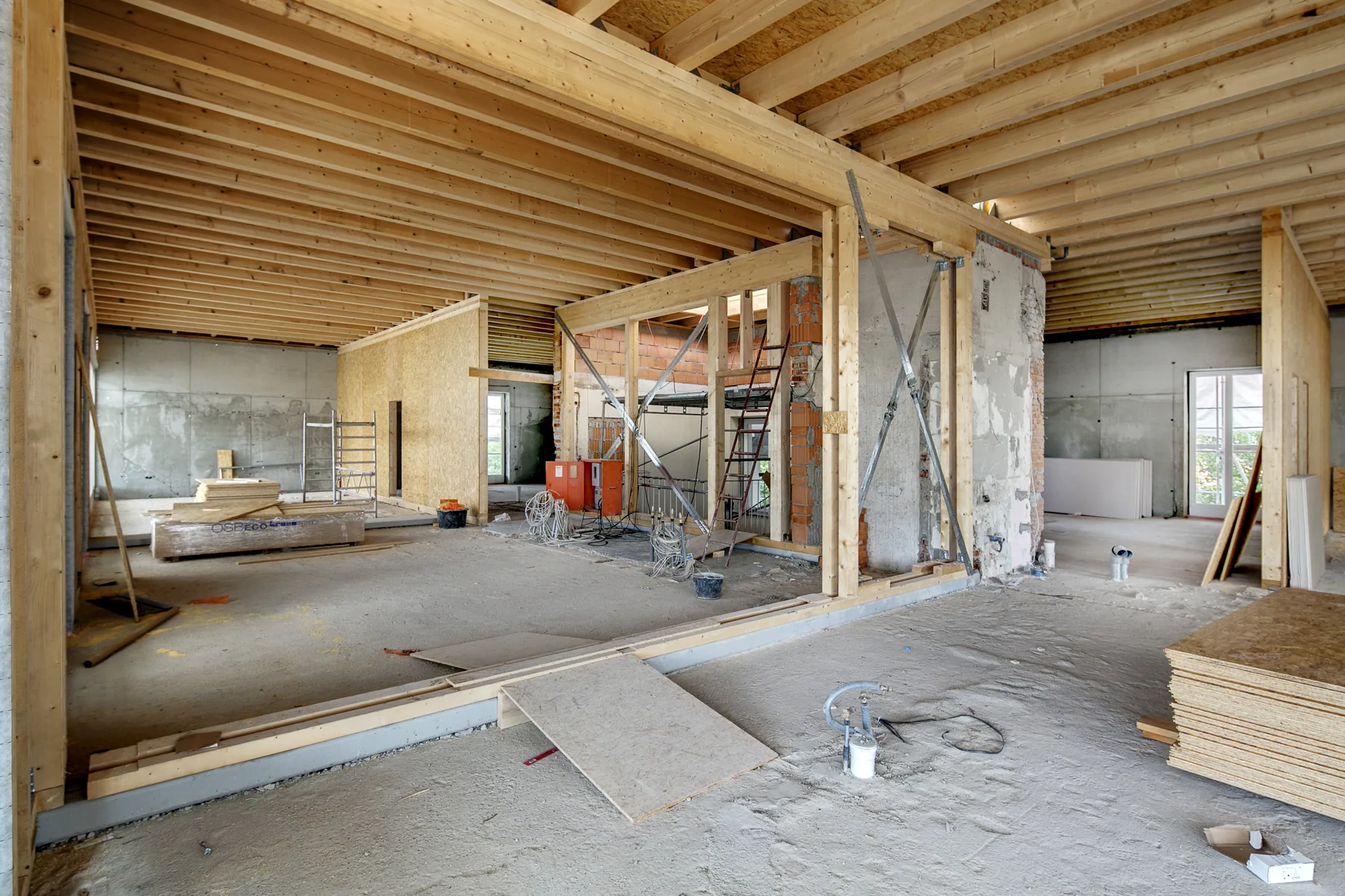 Holzkonstruktion im Bestand Sichtbare Holzbalken im Inneren eines Gebäudes während des Umbaus