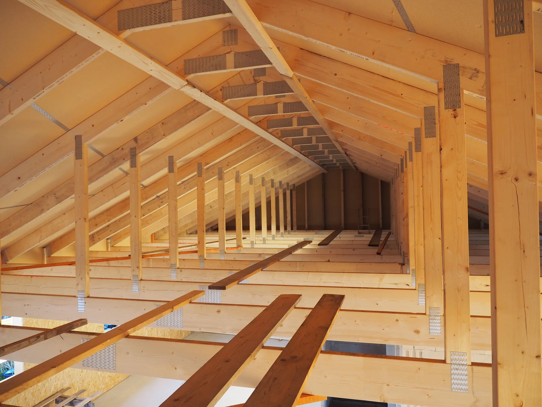 Innenausbau im Dachraum Holzkonstruktion eines Dachgeschosses während des Innenausbaus