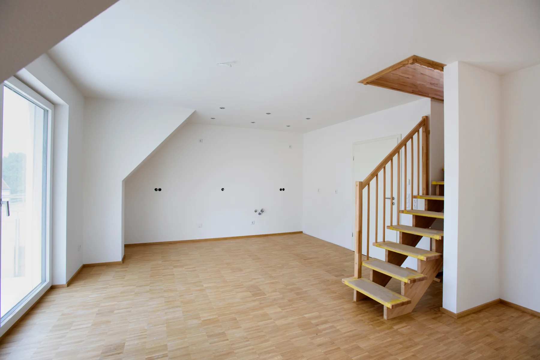 Innenausbau im Wohnraum Heller Wohnraum mit Holztreppe nach Innenausbau
