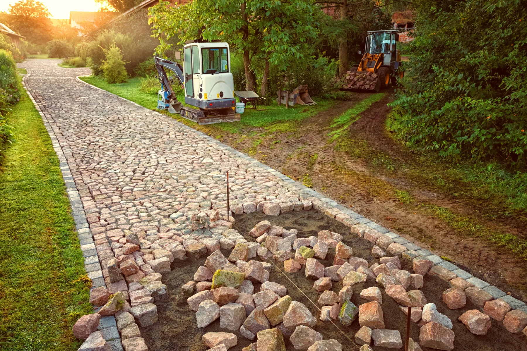 Gartenweg aus Natursteinen während der Pflasterarbeiten