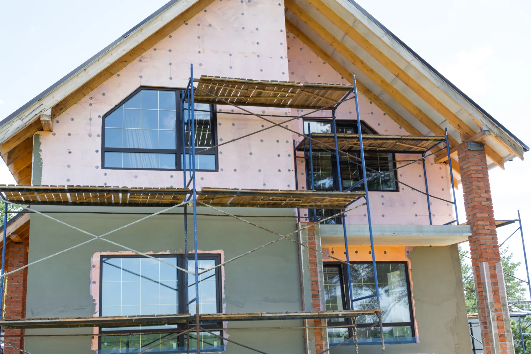Wohnhausfassade mit Gerüst bei Sanierungsarbeiten
