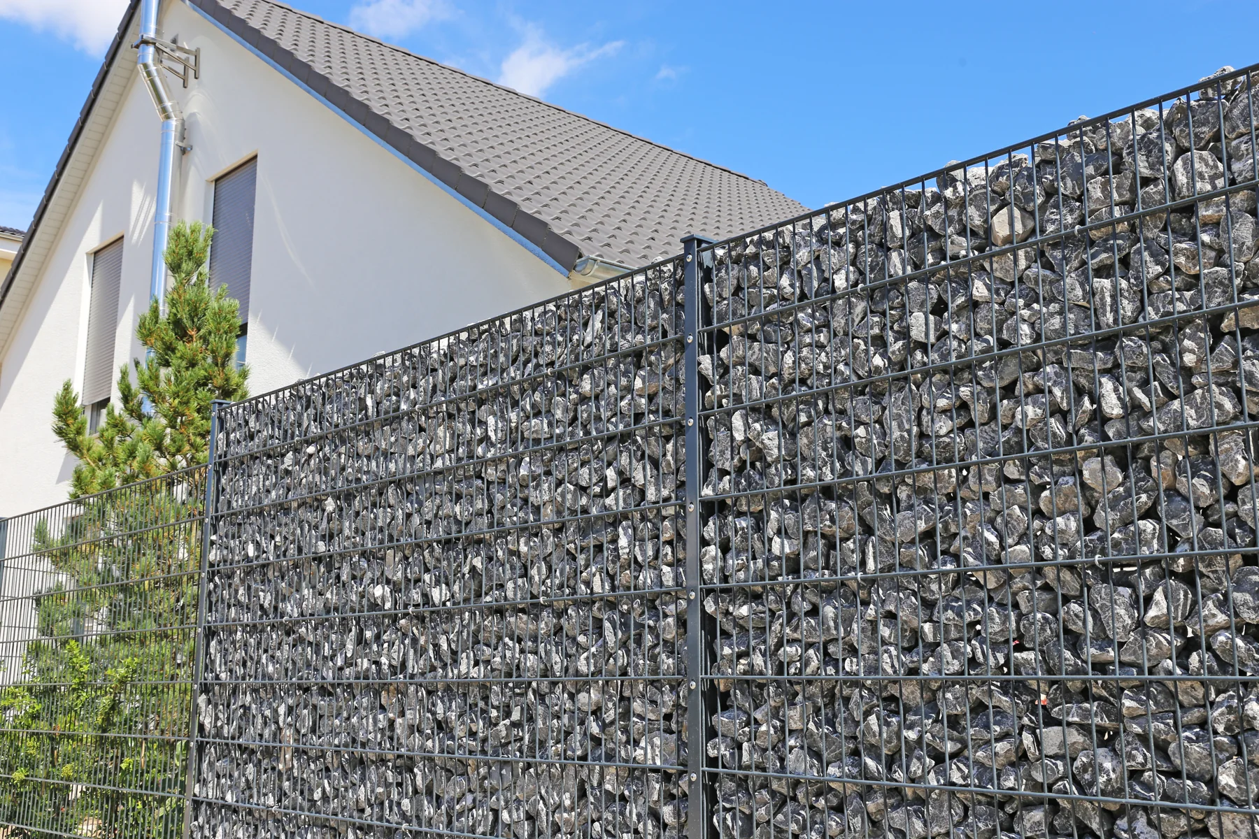 Gabionen als Sichtschutz neben einem Wohnhaus